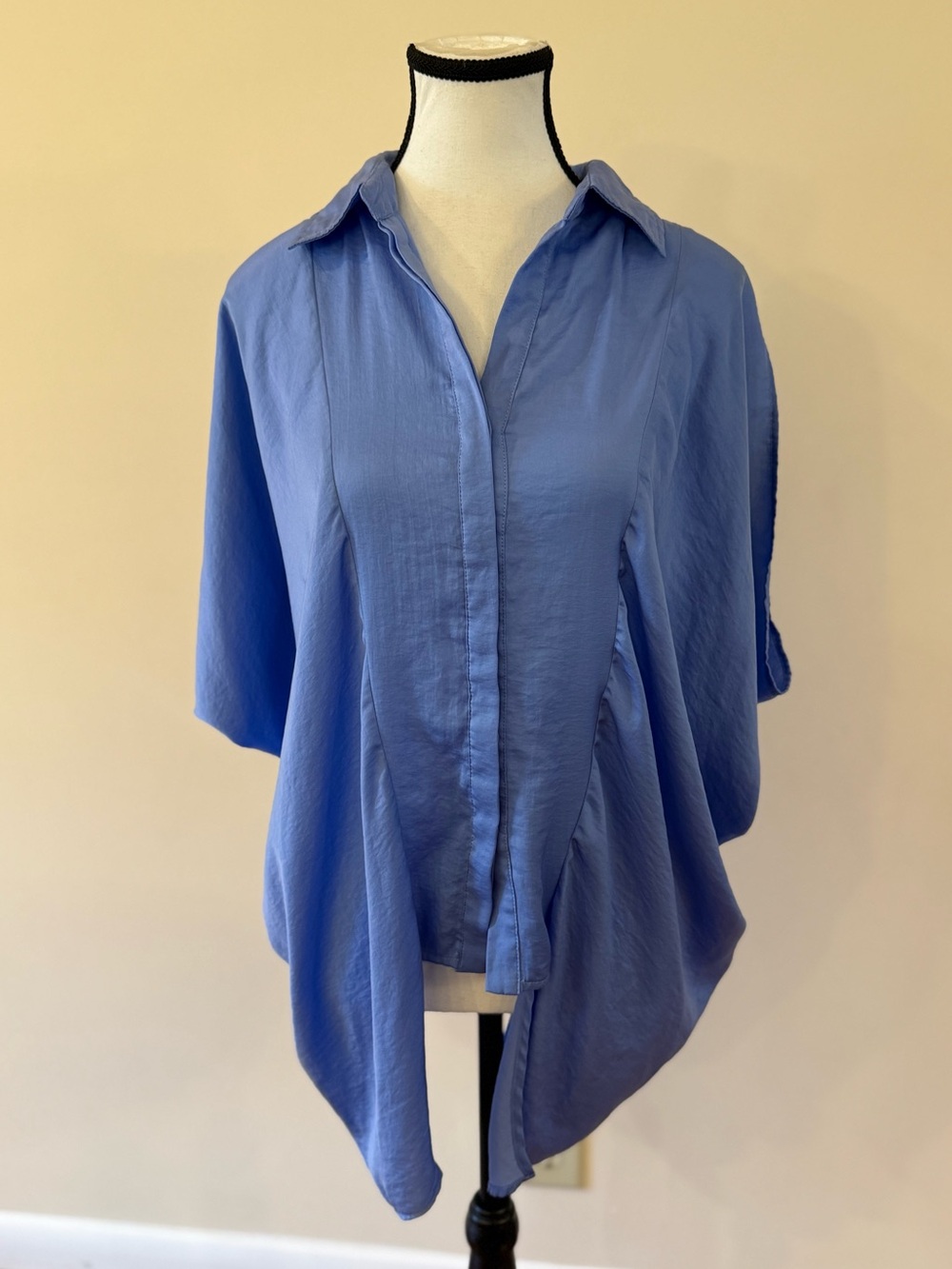 essue Draped Button-Front Short Sleeve Shirt in Dusty Blue size small